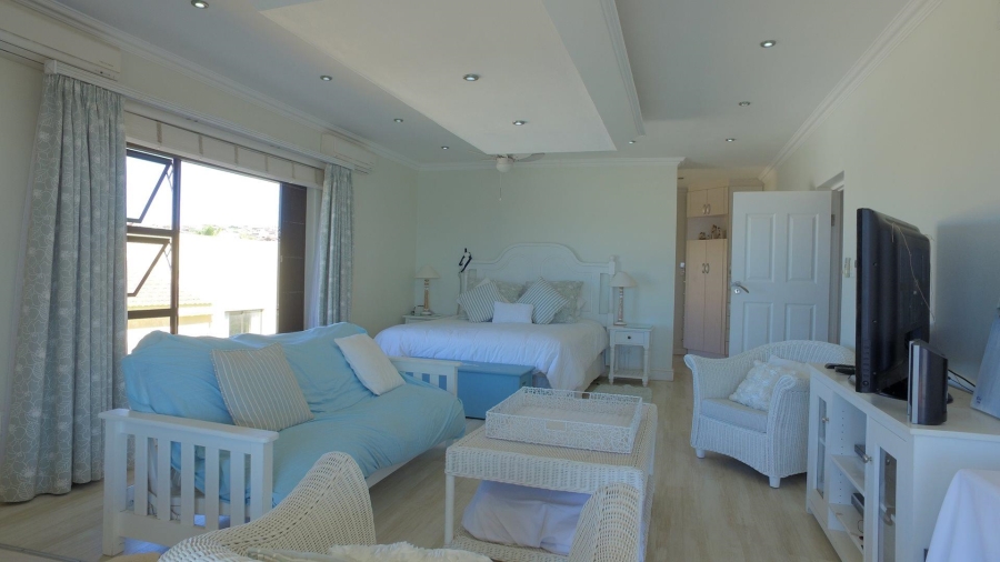 8 Bedroom Property for Sale in Wavecrest Eastern Cape